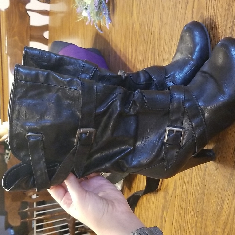 Size 12W black leather heeled boots